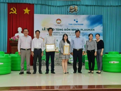 Tập đoàn Tân Á Đại Thành tặng 2000 bồn nhựa Plasman cho chiến dịch đồng hành với bà con miền Tây.