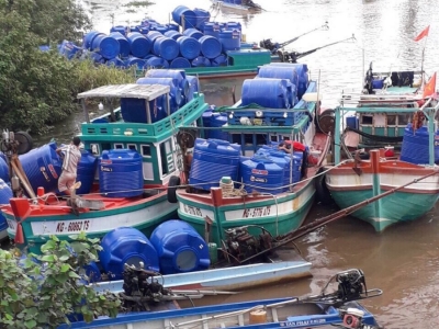 Tân Á Đại Thành hỗ trợ bồn nước nhựa người dân vùng ngập mặn ở Tiền Giang và Bến Tre
